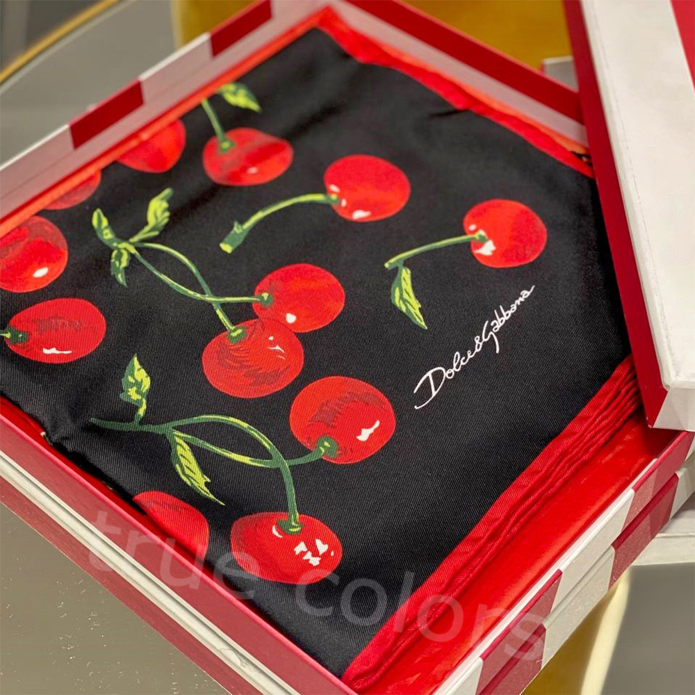DOLCE&GABBANA チェリープリント シルクツイル ヘッドスカーフ DOLCE&GABBANA チェリープリント シルクツイル ヘッドスカーフ