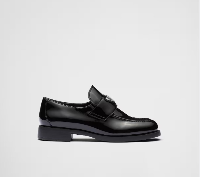 《送料無料》 PRADA Patent leather loafers