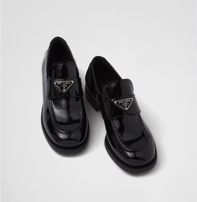 《送料無料》 PRADA Patent leather loafers