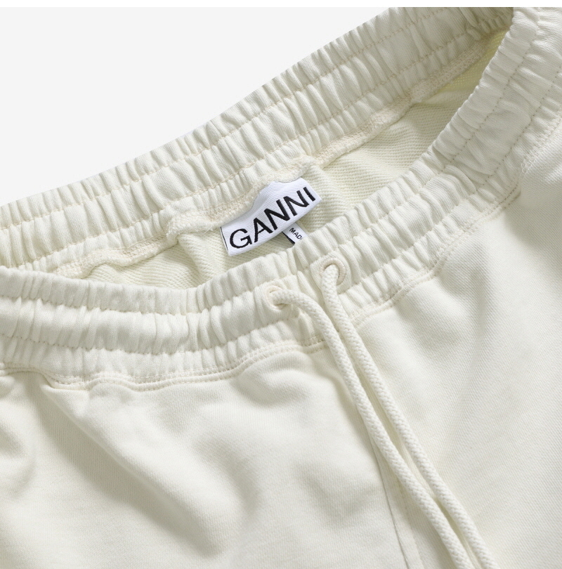 《GANNI》 T3956 135 バタフライ ロゴ ショーツ