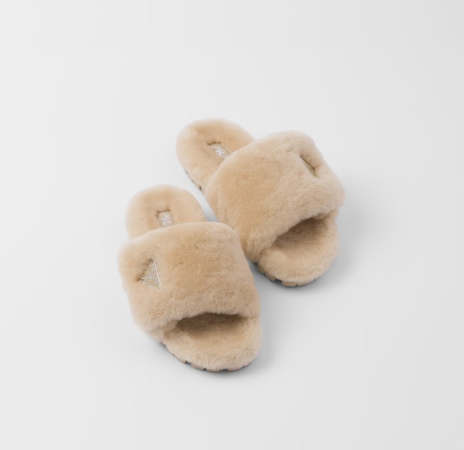 《送料無料》 PRADA Shearling slides