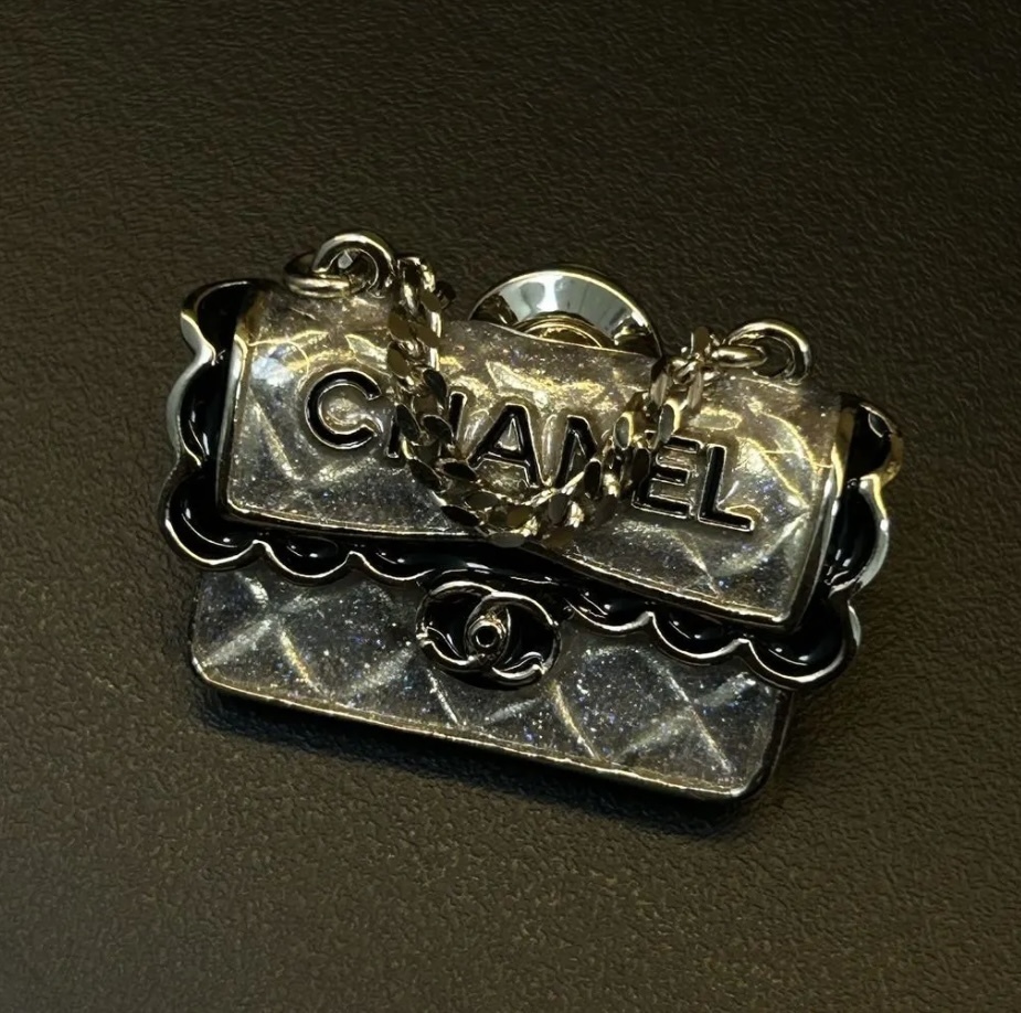まるで手書きで書いたようなバックがキュート！CHANEL ブローチ