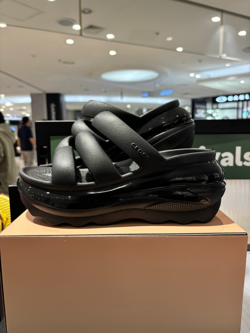 【Crocs】Mega Crush Triple Strap Clog Black★クログ