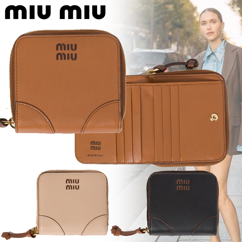 国内直営 **MIUMIU** 二つ折りコンパクト財布