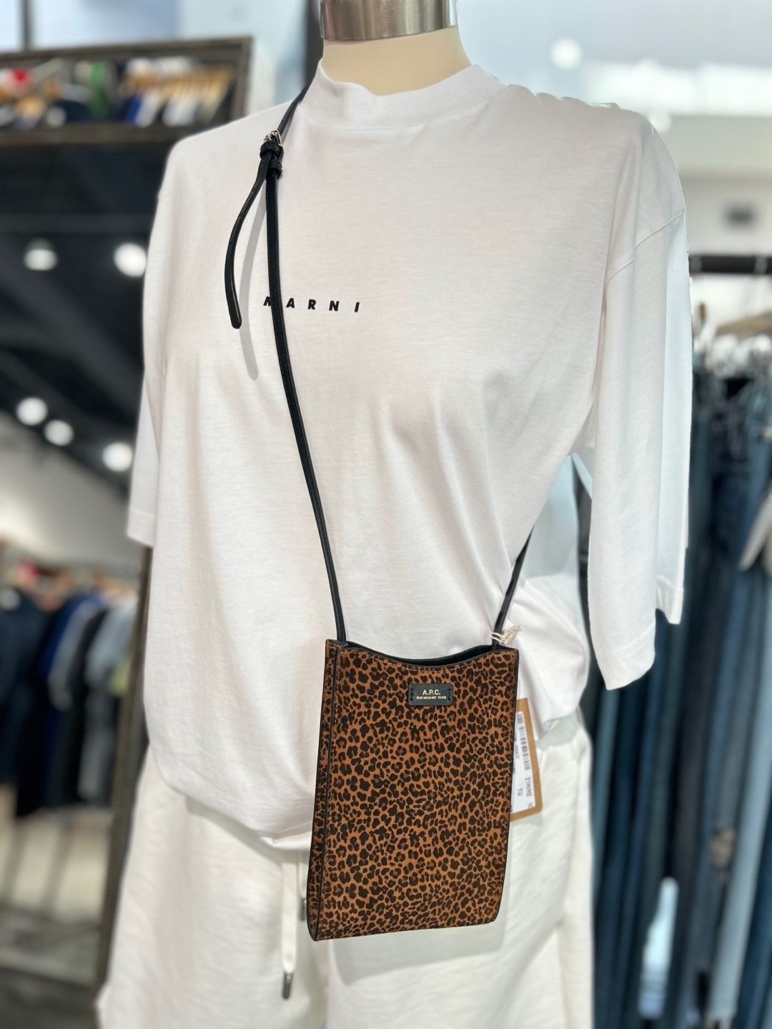 A.P.C.｜ JAMIE クロス付き パウチ PXBQM-F63412