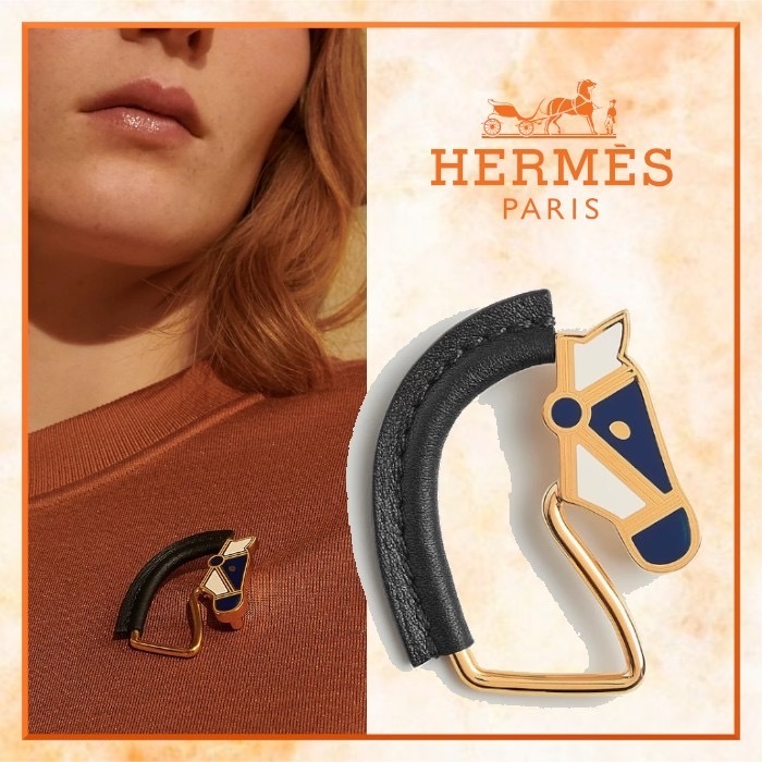 ギフトにも エルメスらしいレザーとメタルHermes\tChevalブローチ