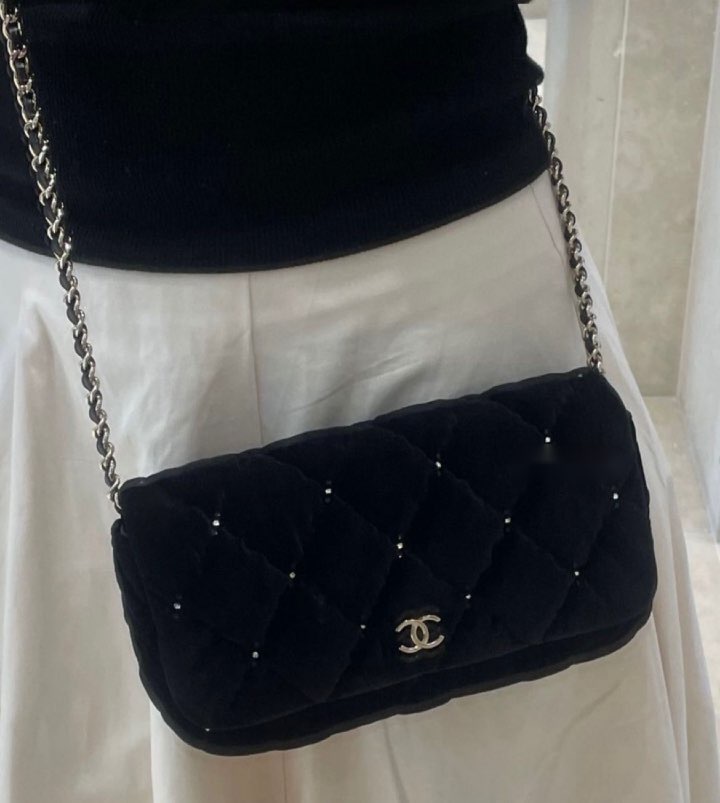 ベロアに小粒ストラスのキラキラが上品 CHANEL チェーンクラッチ