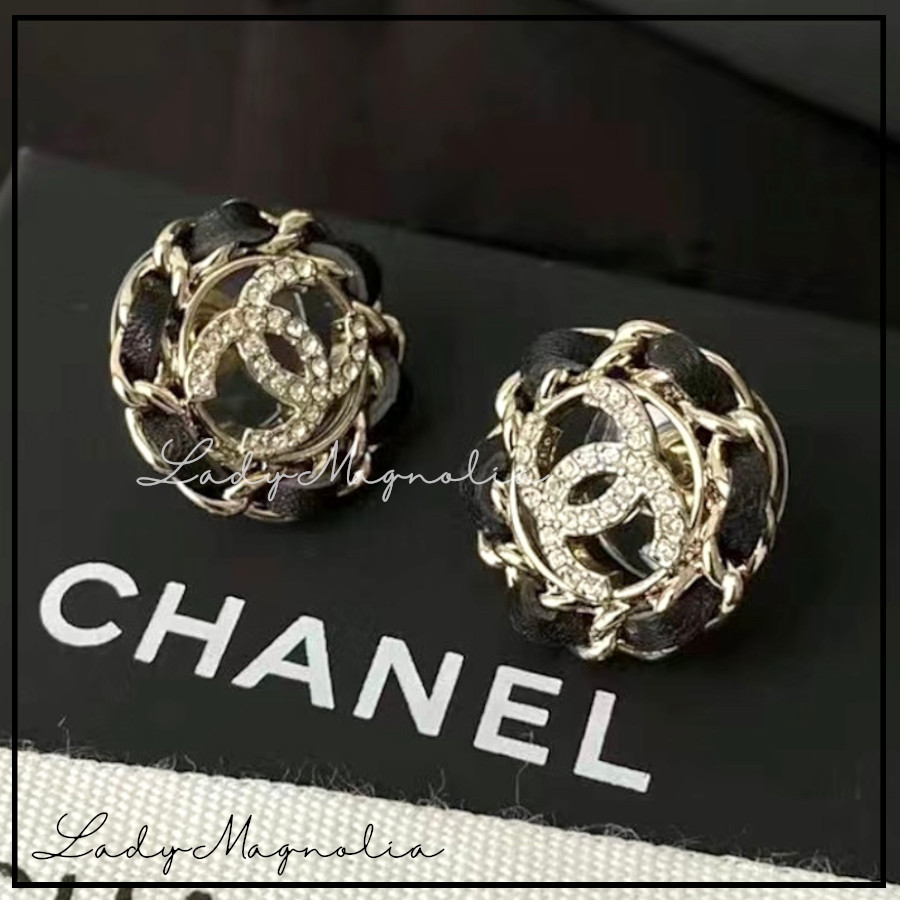 【CHANEL】耳元を華やかに ☆ ストラス ロゴ ラムスキン ピアス