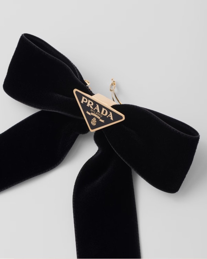 《送料無料》 PRADA Velvet hair clip