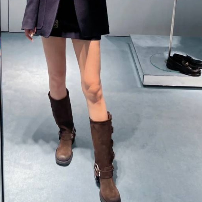 《エレガントな逸品》【MiuMiu】側面バックルレザーブーツ
