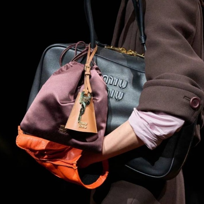 《上品な抜け感の逸品》【MiuMiu】フロントロゴ入りレザーバッグ