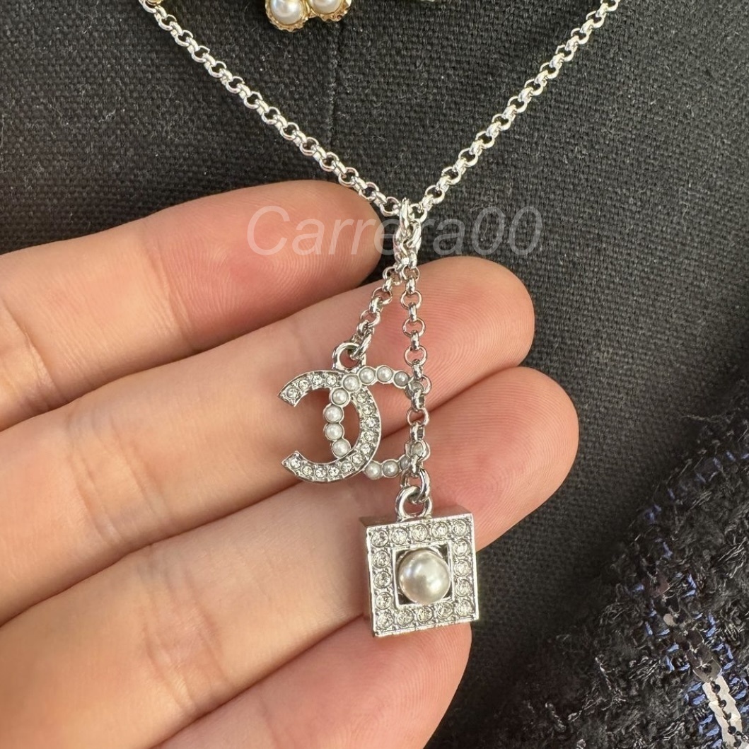 大人可愛い【CHANEL】揺れるモチーフが可愛い CCマーク