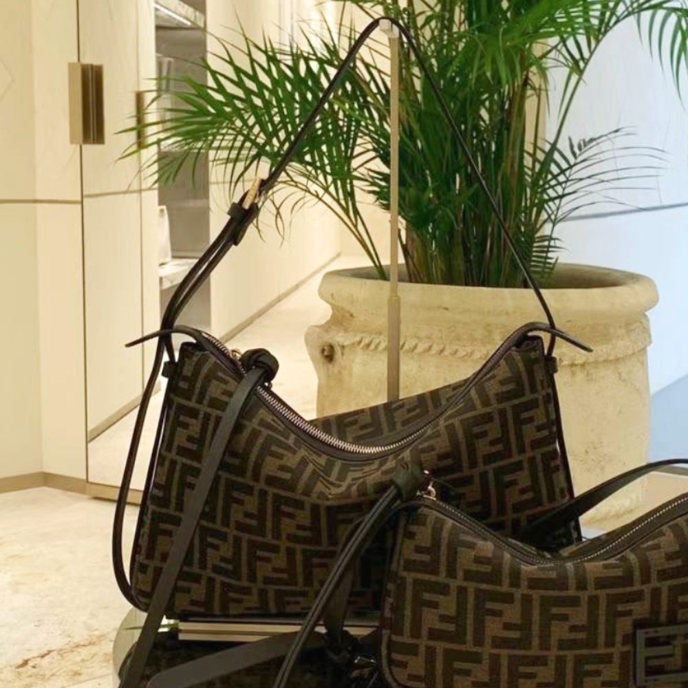 24FW【FENDI】シンプリー フェンディ ミディアム FFジャカード