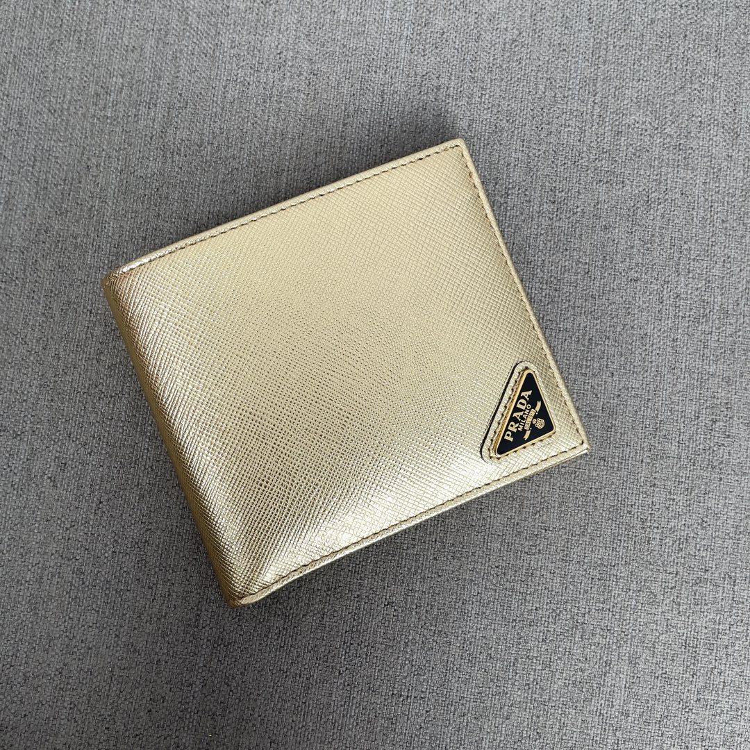 ★送料込★PRADA レザー 二つ折り財布 ゴールド 金運アップ↑