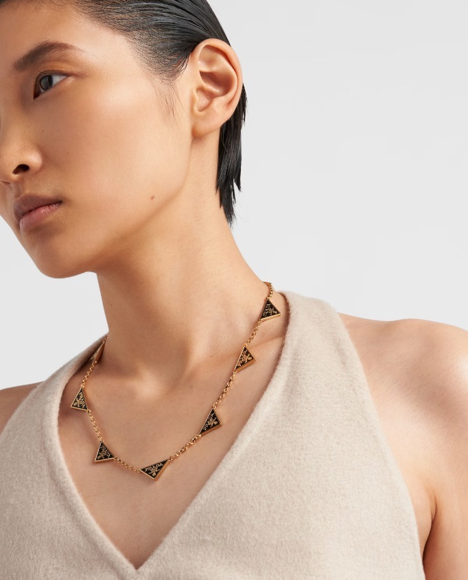 送料無料》 PRADA Enameled metal necklace (PRADA/ネックレス