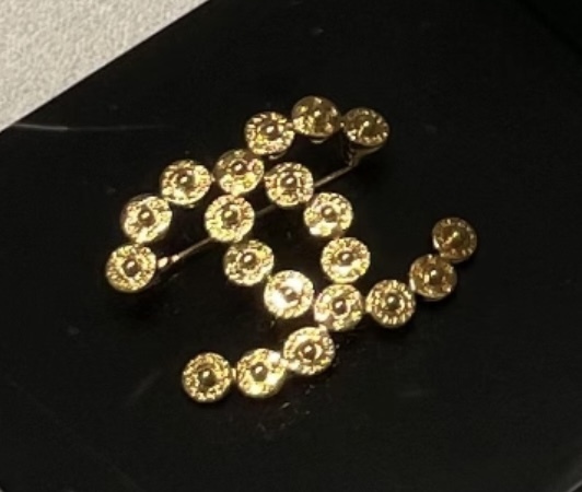 デニムのリベットで作ったCCマークがユニーク CHANEL ブローチ