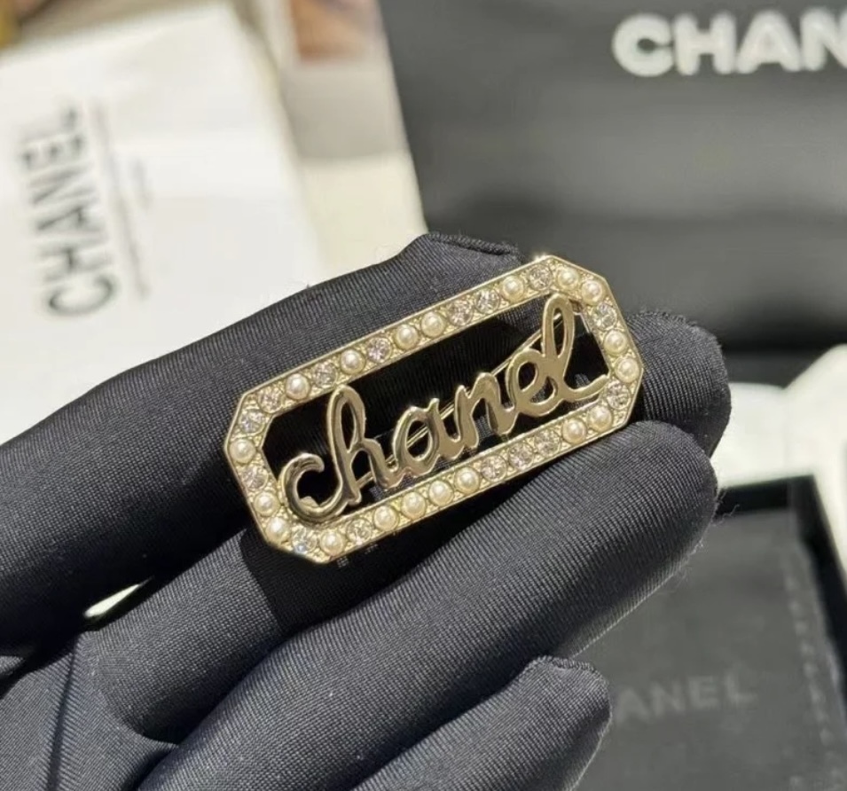 CCマークと重ね付けしたい 小粒パール CHANEL ロゴブローチ