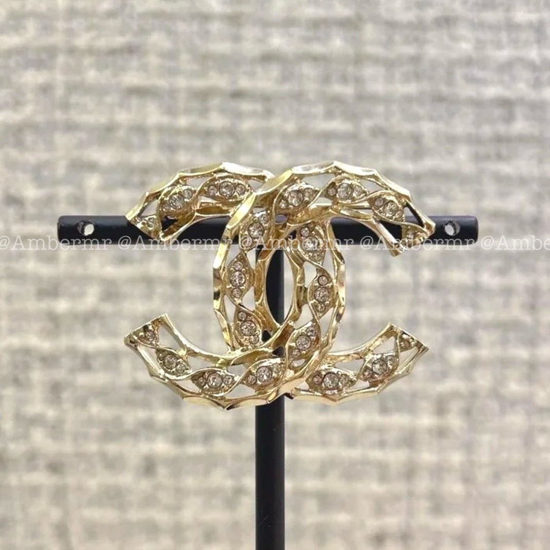 24B CHANEL CCロゴ クリスタルなゴールドメタル ブローチ