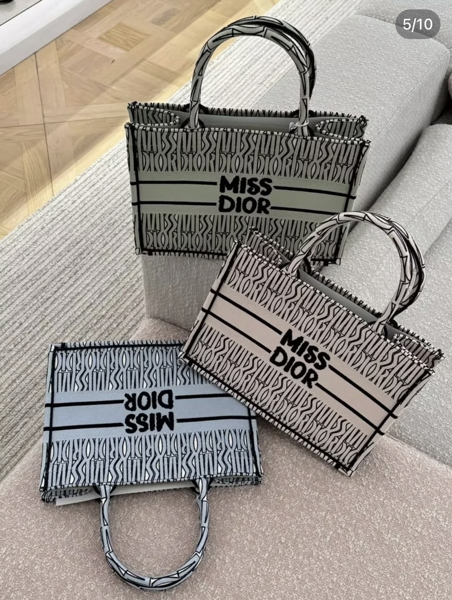 デザイン違いで集めたくなる\tDior\tBook Tote バッグ ミディアム