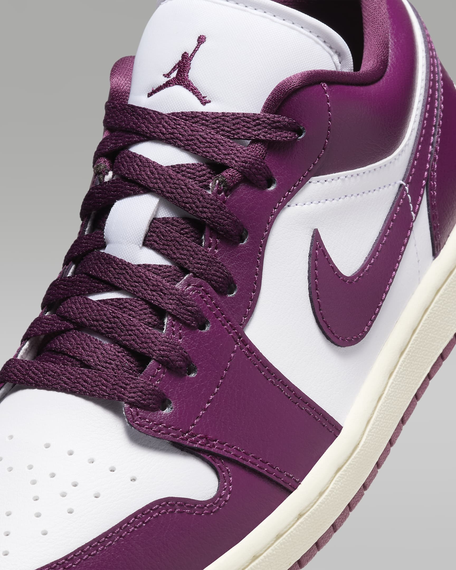 【超レア】★ナイキ★Air Jordan Mule RED★追跡可★早い者勝ち! 超レア 】☆ナイキ☆AIR JORDAN 1 LOW Brown 早い者勝ち!! (Nike