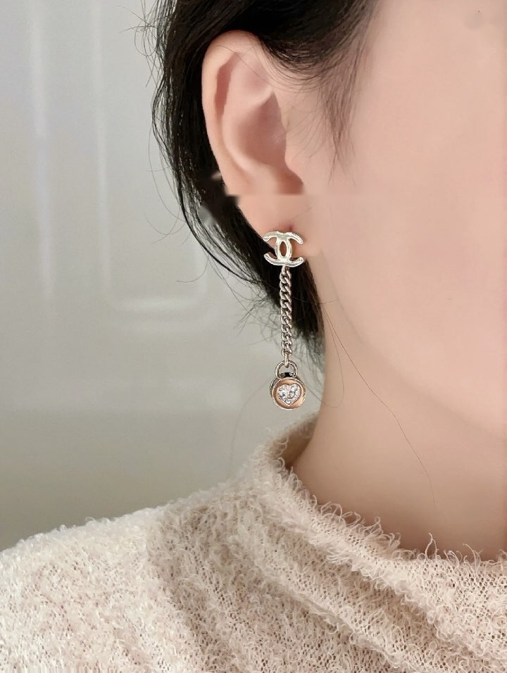 【ハート＆CCロゴ♪】CHANEL シャネル ピアス 揺れるクリスタル 小粒CCマークが付けやすい 揺れるハートクリスタルCHANEL ピアス
