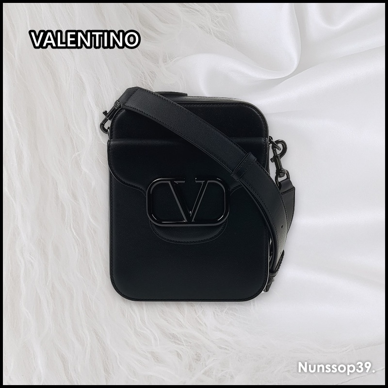 《VALENTINO》 シグネチャーVロゴショルダーバッグ
