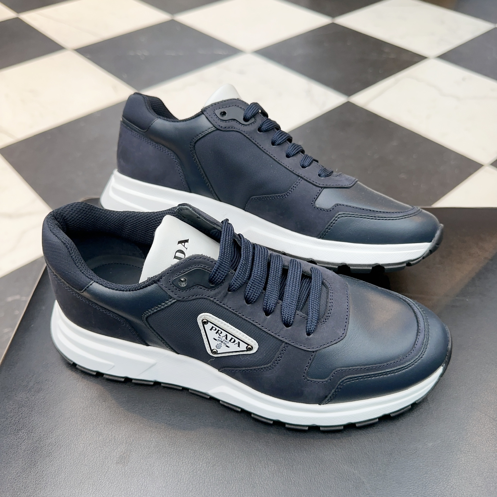 スニーカー PRADA | Nubuck and Re-Nylon high-top sneakers 2EE390