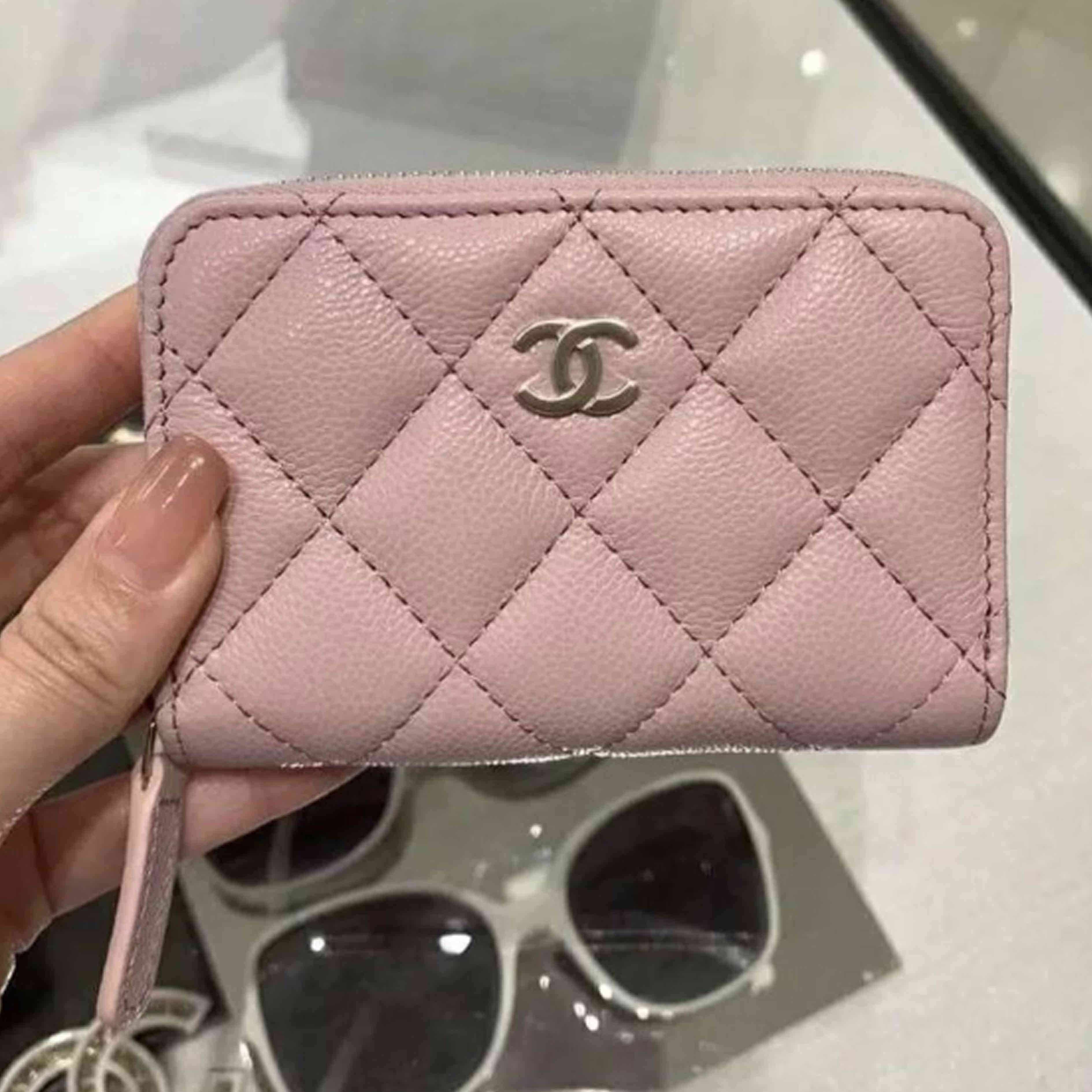 《大人気》CHANELクラシック ジップ コインパース ロゴ入り
