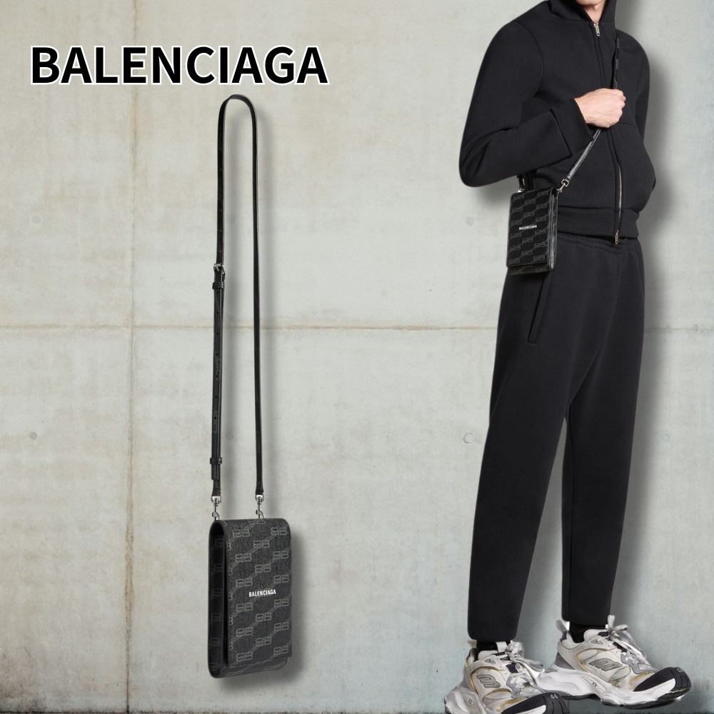 即納!BALENCIAGA フォンホルダー ストラップ付き BB MONOGRAM 直営店【BALENCIAGA】フォンホルダーストラップ付き Bb Monogram