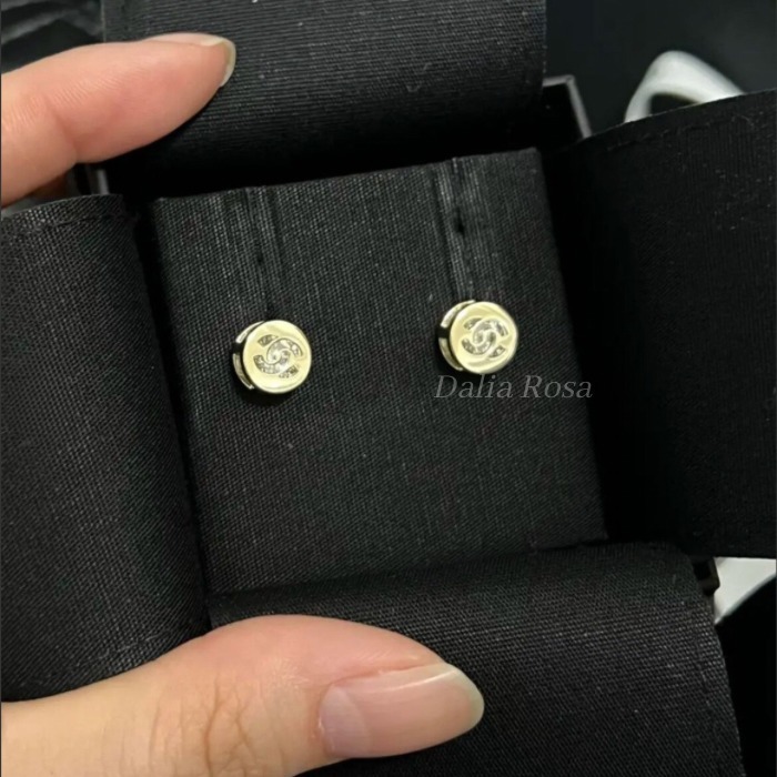 ◆シックな大人を演出◆ 【CHANEL】スタッドピアス 耳元を華やかお洒落に♡【CHANEL】スタッドピアス ピアス