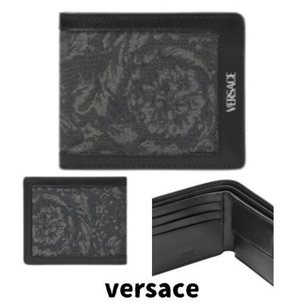 国内発送★VERSACE★ロゴ レザー折りたたみ財布 VERSACE ヴェルサーチ 小銭入れ付き 二つ折り財布 折りたたみ