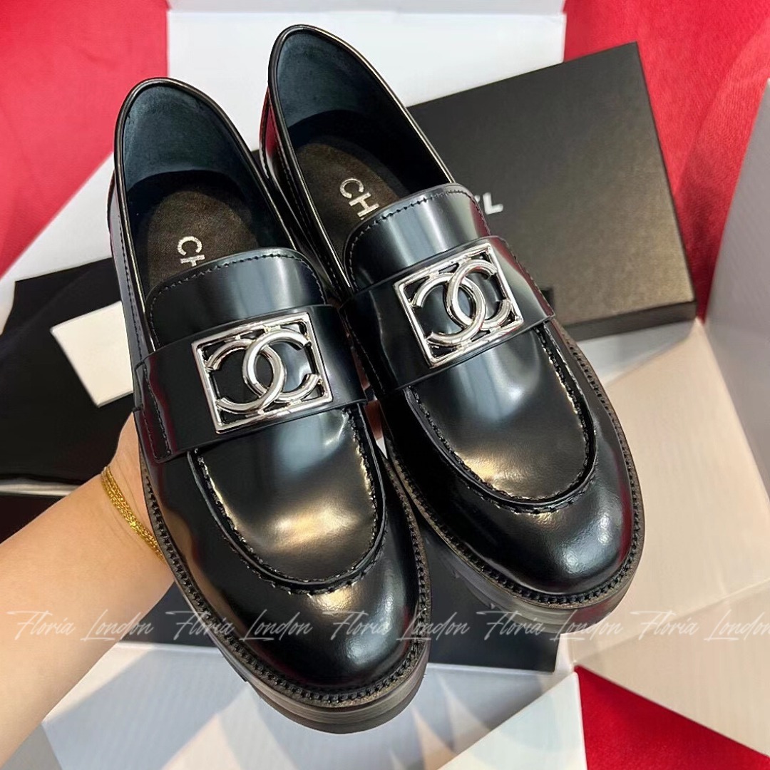 【CHANEL】大人気!! 厚底 シルバー CCロゴ ブラック ローファー