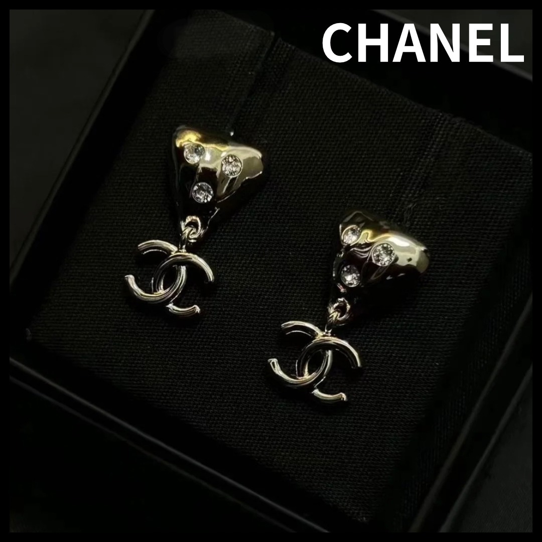 【上品★】CHANEL ピアス ホワイトデザインが上品♡】CHANEL ピアス