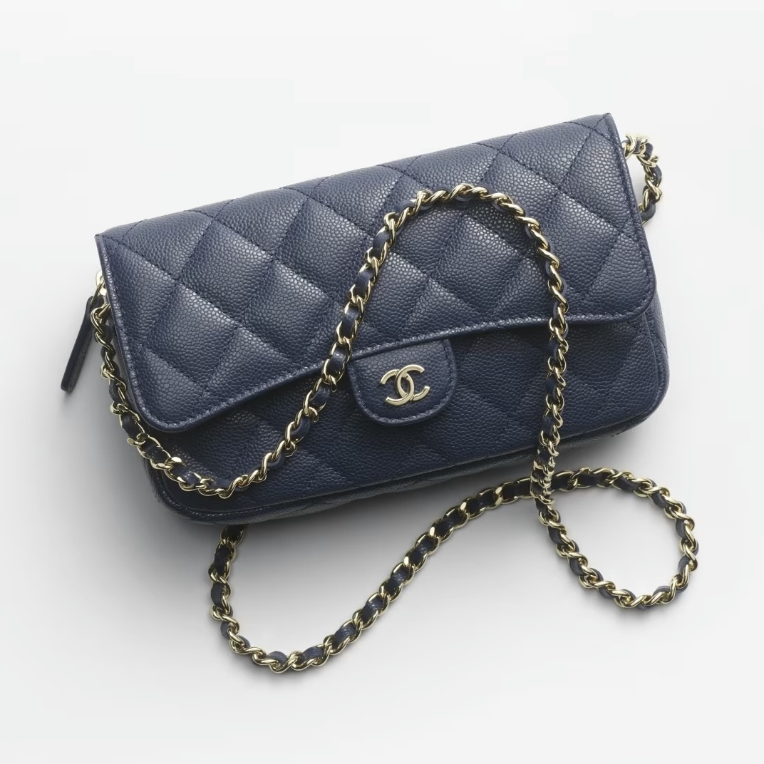CHANEL 24/25AWプレ LOOK25《フォンケース》カーフ ブルー 直営
