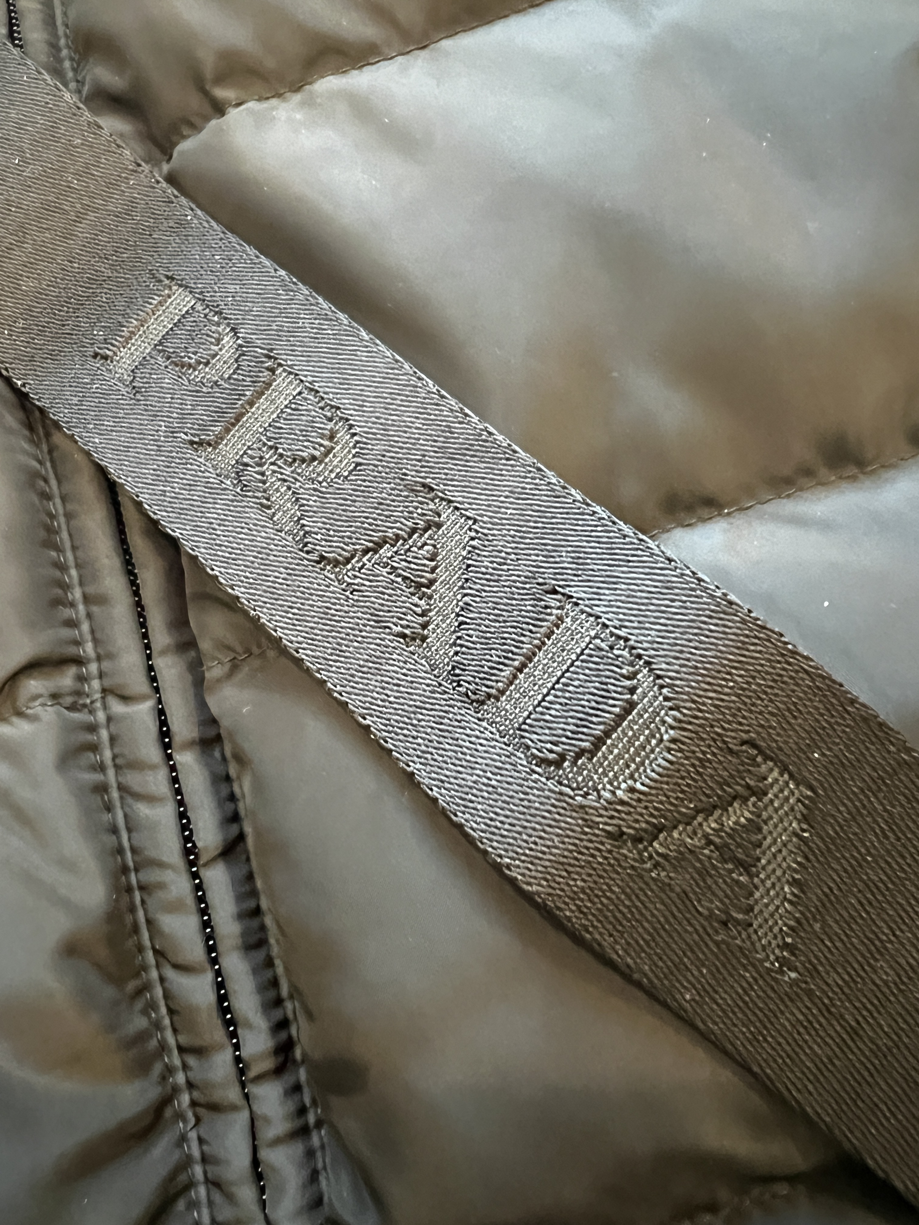 関税無・国内送/PRADA IT40 大人気のPIUMINO/29O34・ロゴ/ベルト 関税無・国内送/PRADA IT40 大人気のPIUMINO/29O34・ロゴ/ベルト