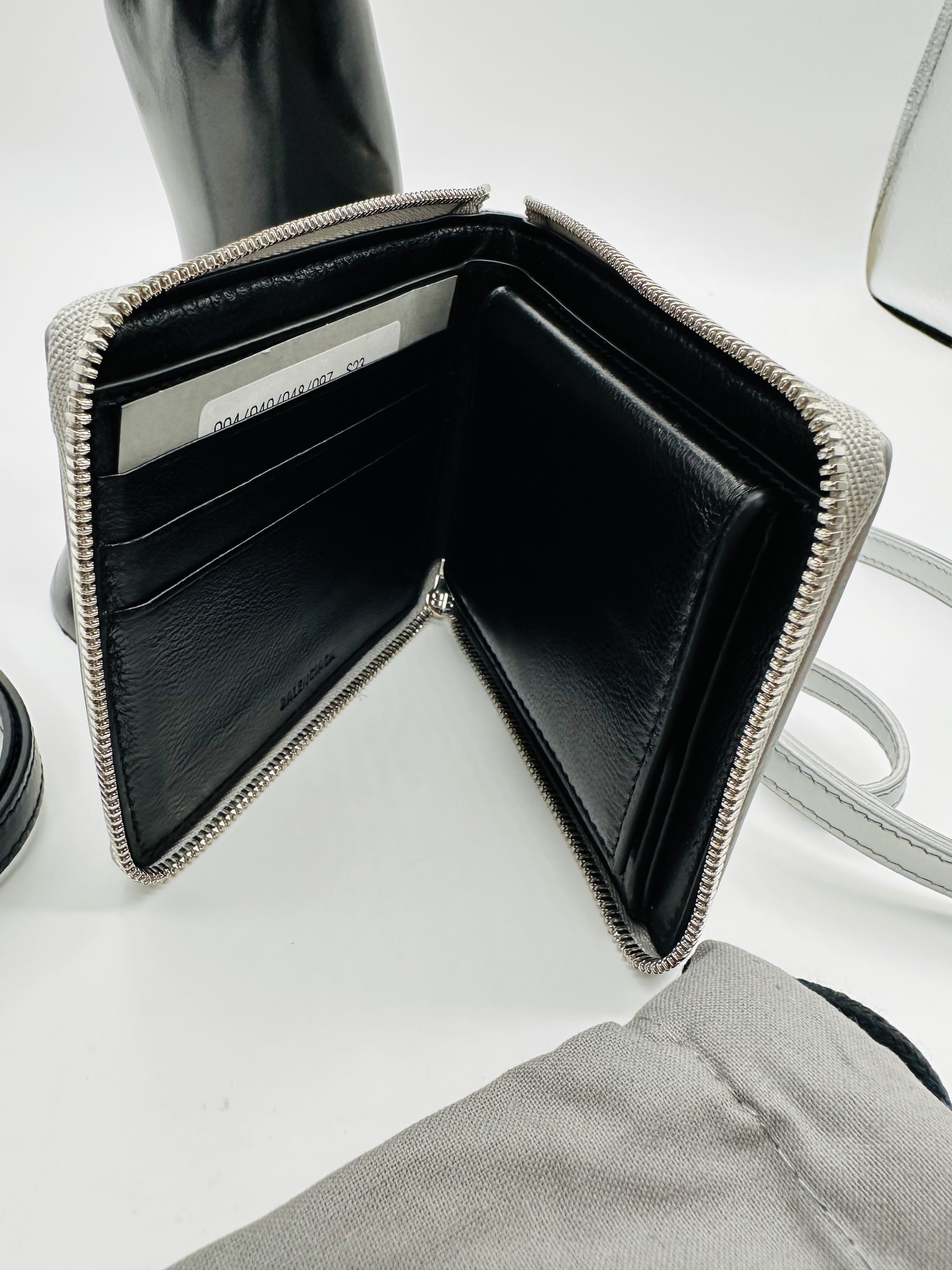 BALENCIAGA ミニ財布 コインケ-ス 国内発送 関税込 ストラップ付 BALENCIAGA ミニ財布 コインケ-ス 国内発送 関税込 ストラップ付