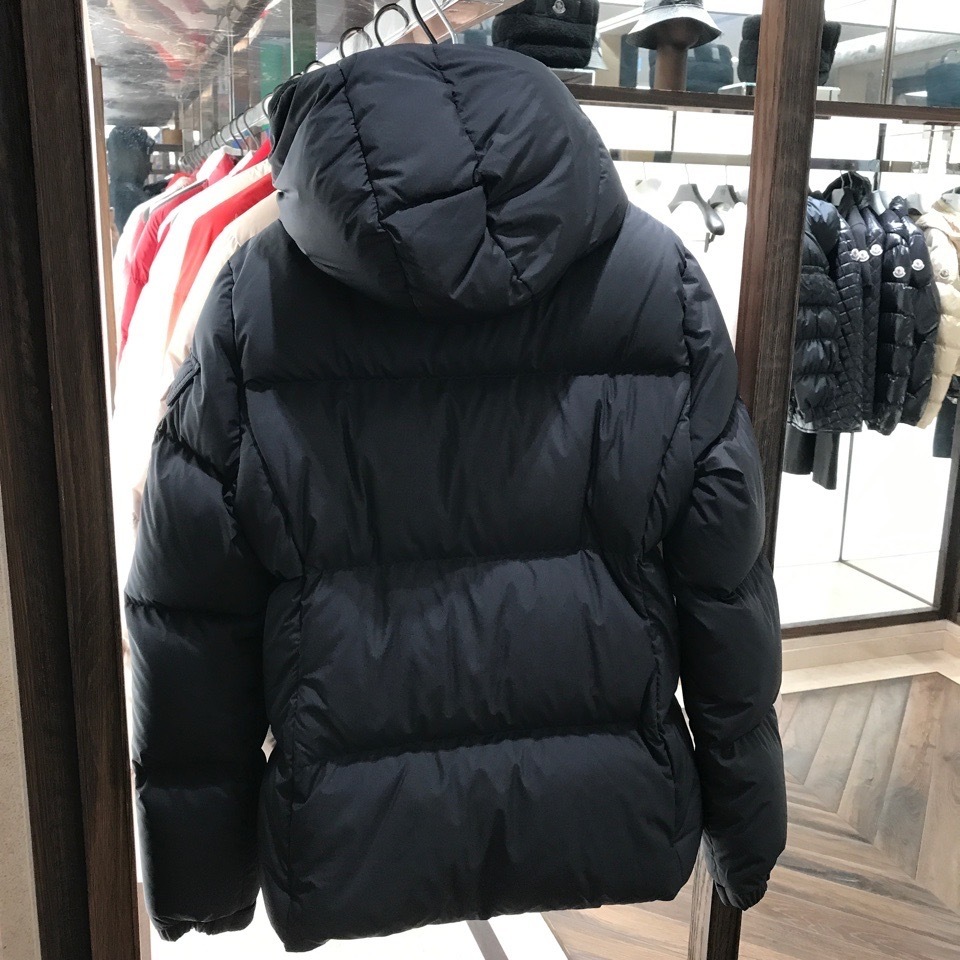 パリ直営店買付!【MONCLER】Fourminesショートダウン☆2色 パリ直営店買付!【MONCLER】Fourminesショートダウン☆2色