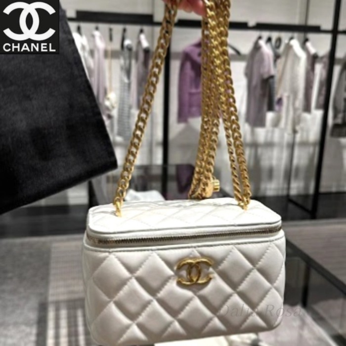コーデのアクセントに♡【CHANEL】ヴァニティケース