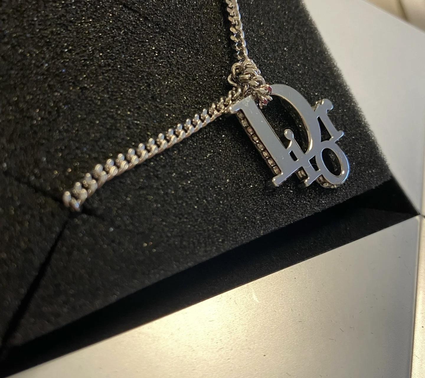 《サイドのキラキラがお洒落》Dior ディオールネックレス