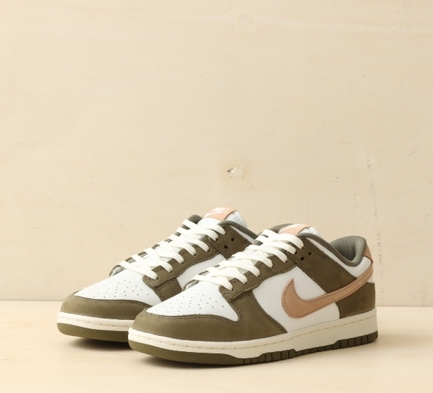 NIKE DUNK LOW RETRO PRM MEDIUM OLIVE/HEMP-S WHITE 国内発送