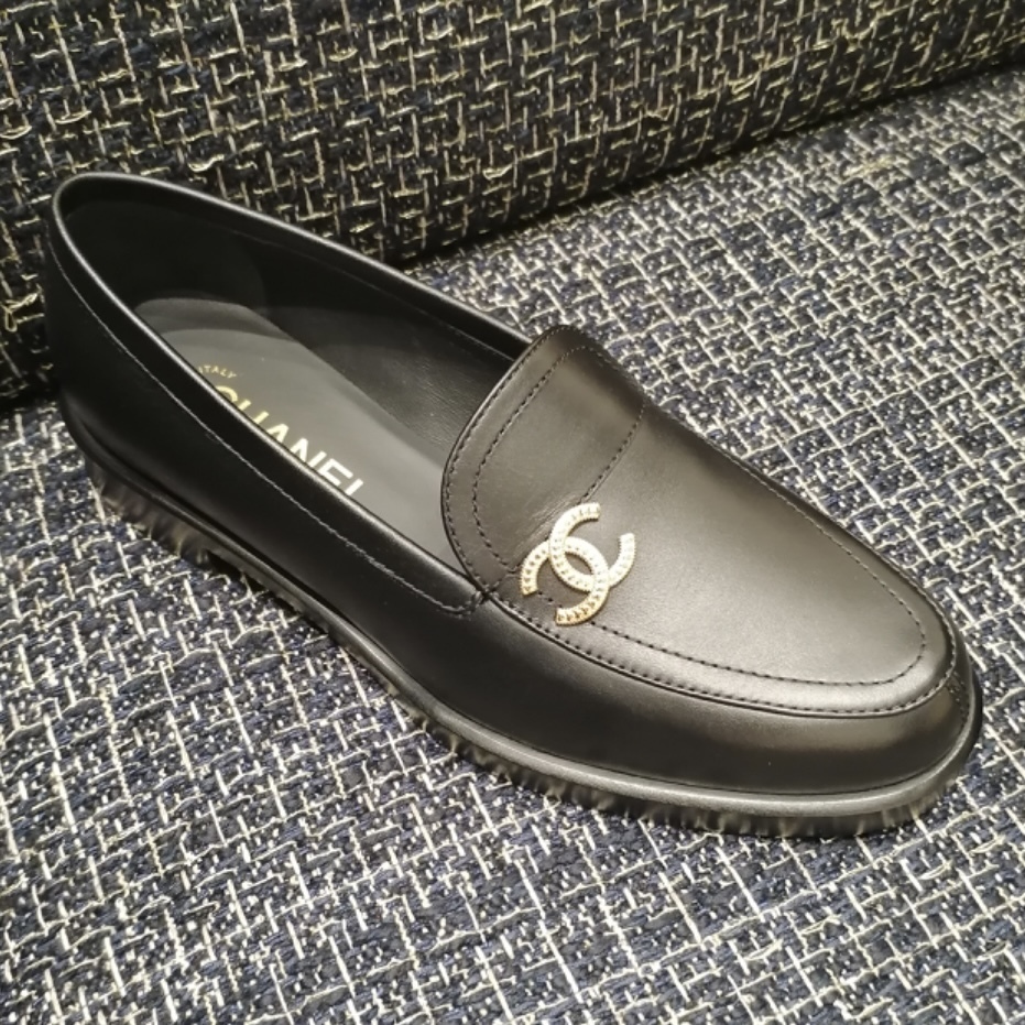 CHANEL 黒 レザー ローファー CHANEL 新作 モカシン / ローファー CCロゴ レザー 黒 MOCASSINS