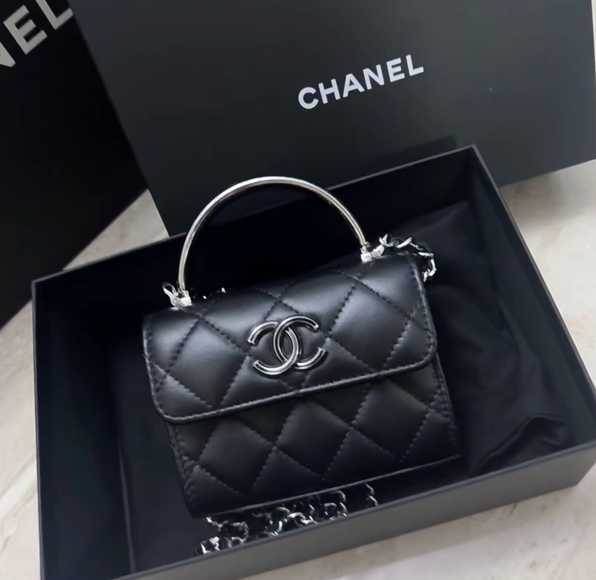 CHANEL《入手困難品》シャネル チェーンクラッチ ラムスキン