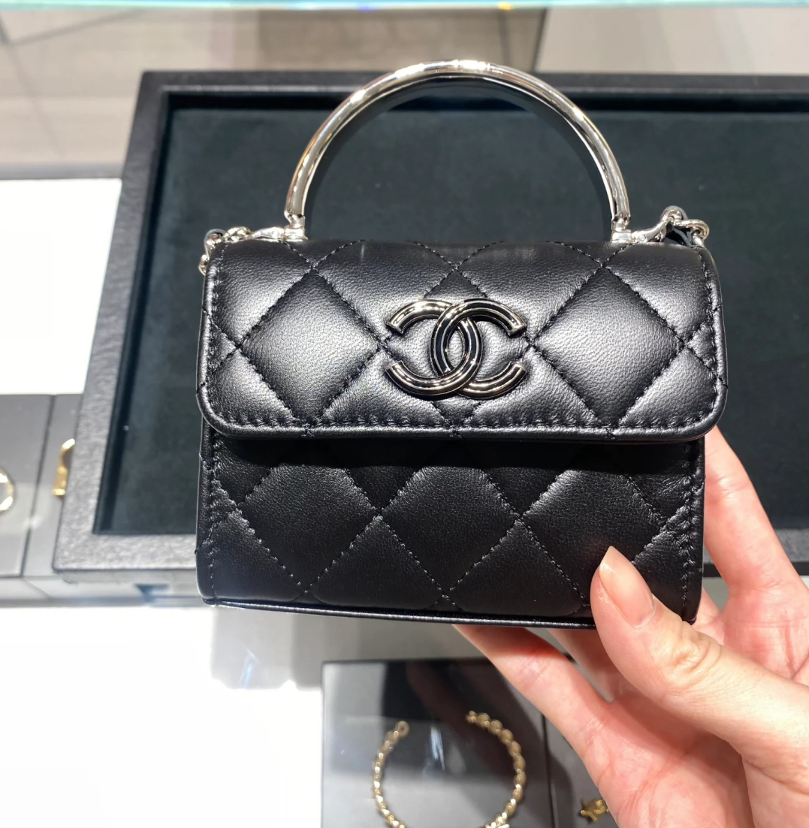 CHANEL《入手困難品》シャネル チェーンクラッチ ラムスキン