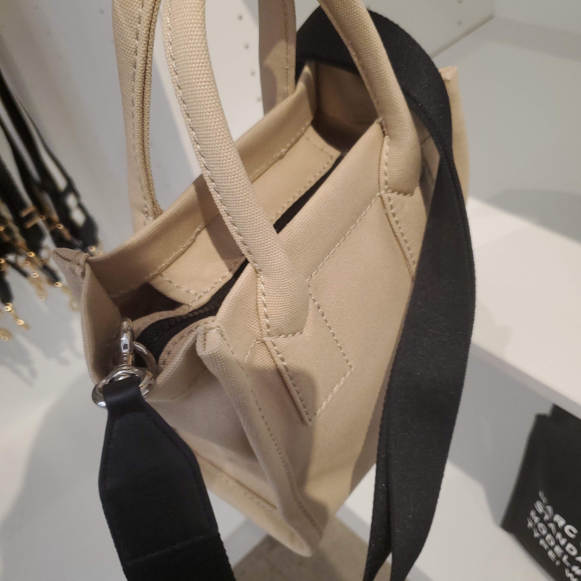 MARC JACOBS キャンバストート ミニ ストラップ付 MARC JACOBS キャンバストート ミニ ストラップ付