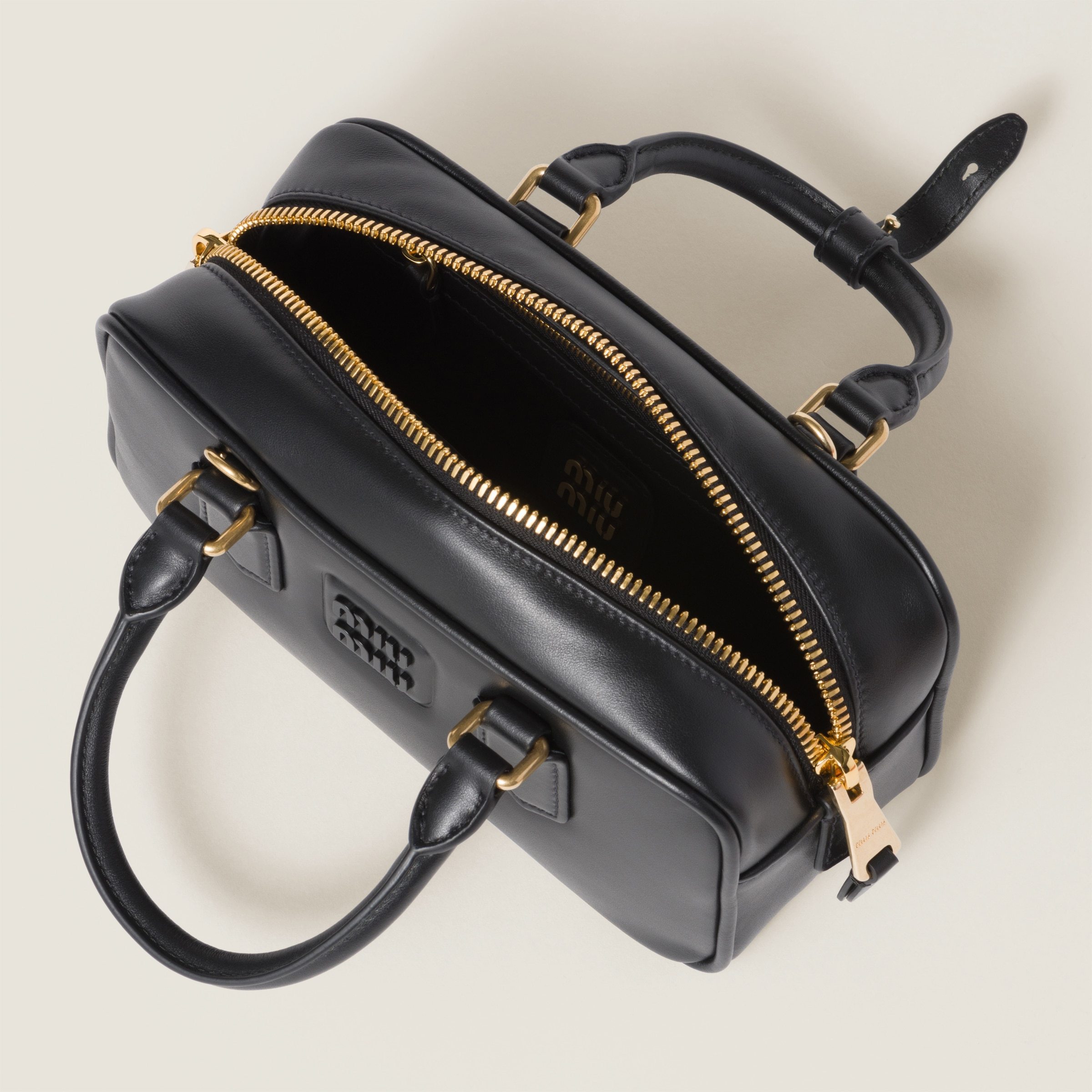 《スタイリッシュな逸品》【miumiu】アルカディレザーバッグ