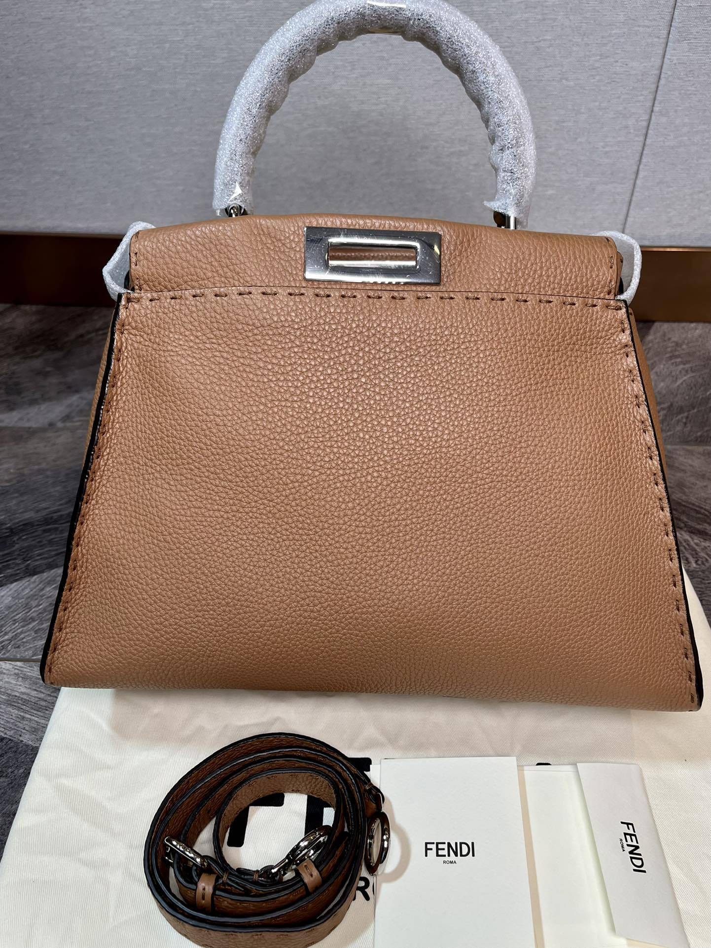 ★送料込★FENDI ィピーカブー ミディアム ハンドバッグ