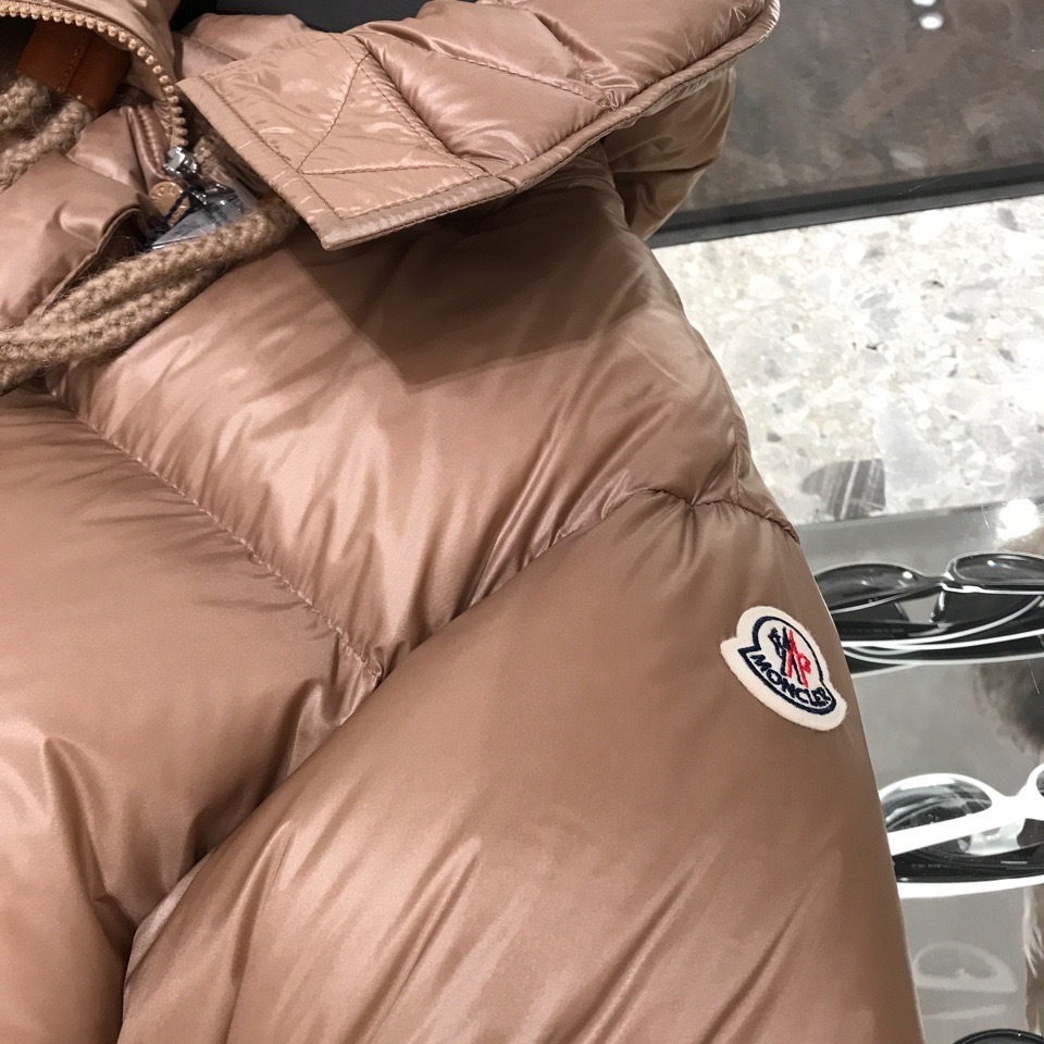 パリ直営店買付!【MONCLER】2 in 1 Boreyショートダウン＆ケープ パリ直営店買付!【MONCLER】2 in 1 Boreyショートダウン＆ケープ