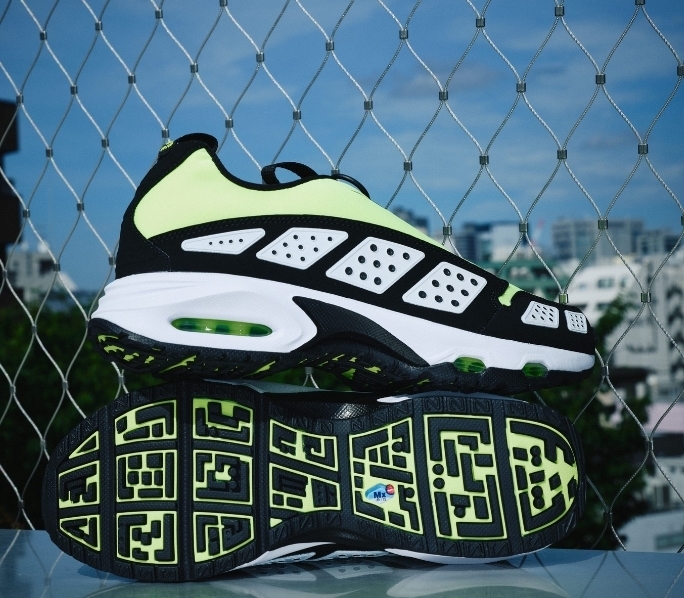 NIKE W AIR MAX SNDR VOLT/BLACK-WHITE 国内発送