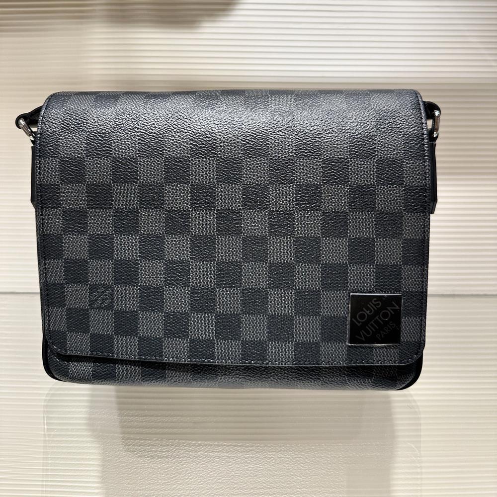 Louis Vuitton ショルダーバッグ ディストリクト PM NV3