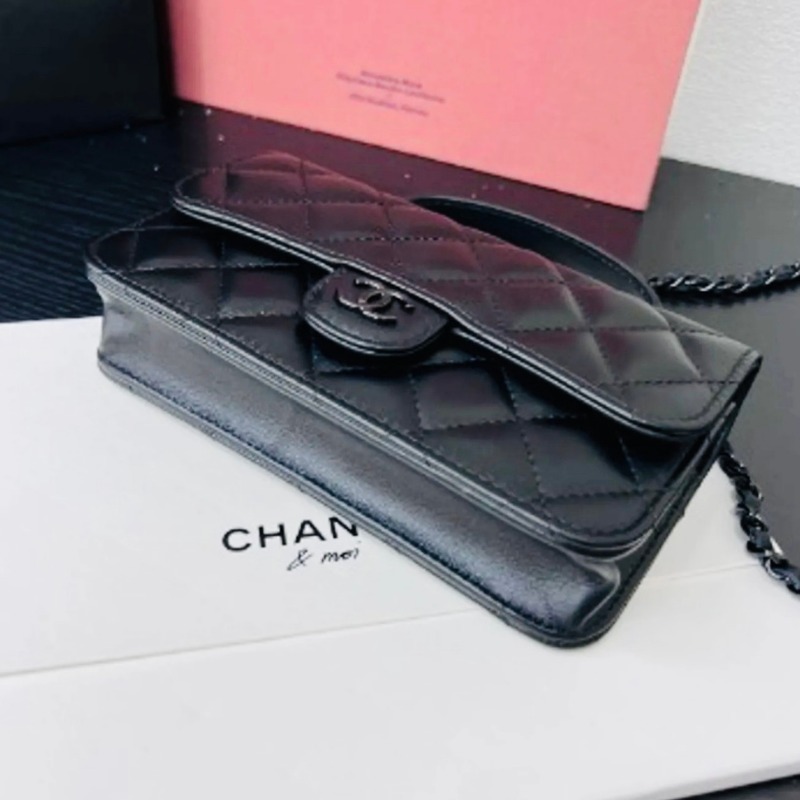 《大人気☆希少so black》CHANEL ハンドル付き フォンケース